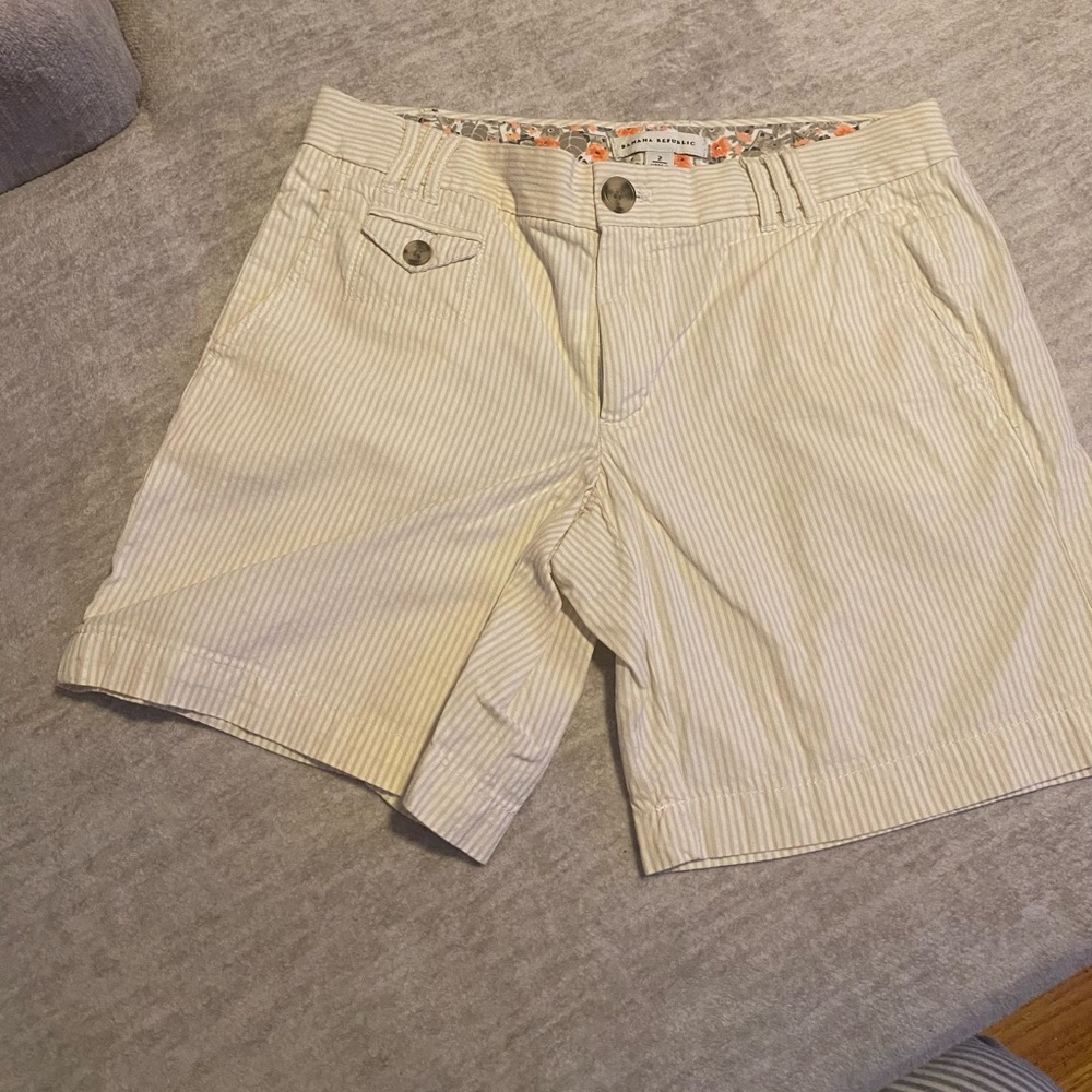 Banana Republic women’s shorts tan and white striped size 2